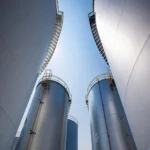 نصب و اجرای مخازن بزرگ در محل پروژه